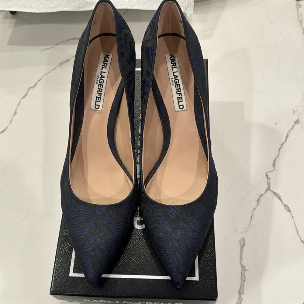 Designer pumps pointed toe, Blue/Black block heel. 8.5M